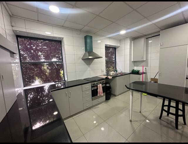 225M² OFFICE TO LET IN CENTURY CITY
